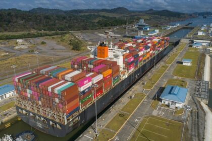 Los Tránsitos Por El Canal De Panamá Se Desploman A