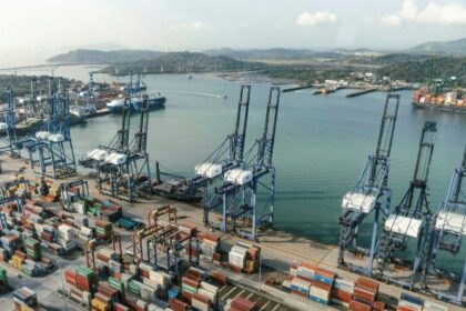 Blackrock para comprar puertos del canal de panamá después de