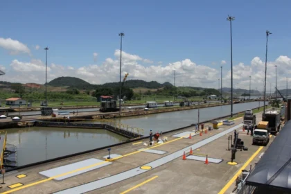 Los terminales apm completan la adquisición de panamá canal railway