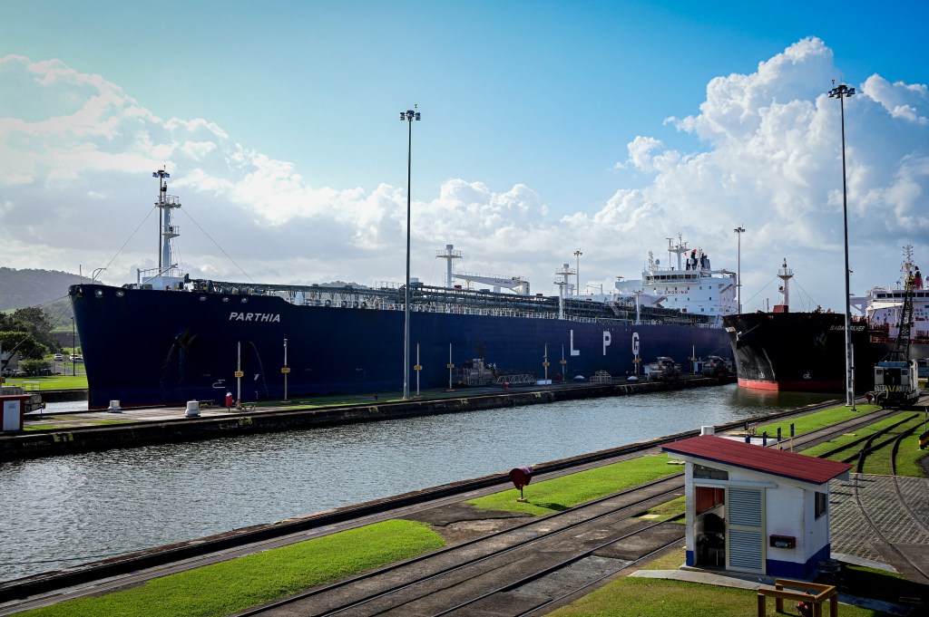 Panamá canal pone los derechos portuarios a la venta a