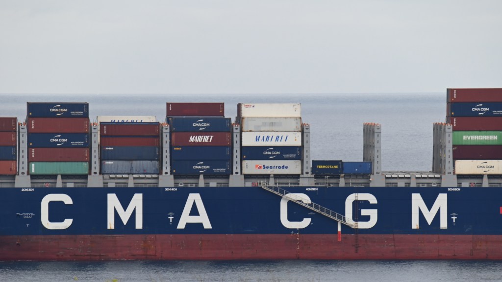 CMA CGM observa 'muy de cerca' la venta del puerto